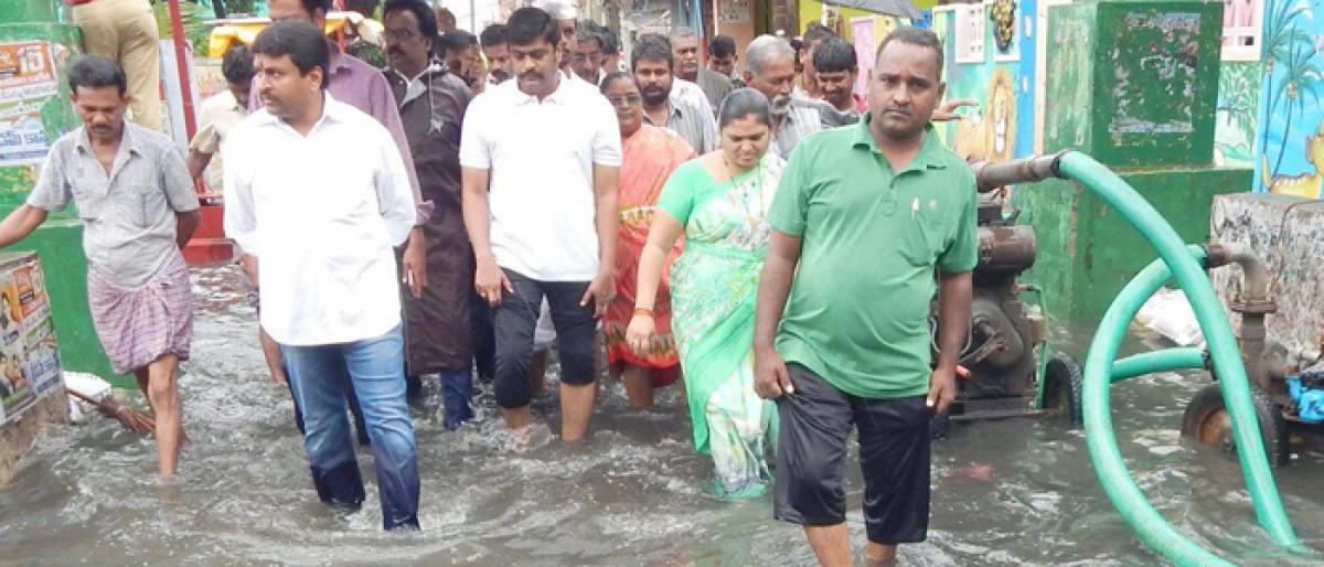 Vijayawada Municipal Commissioner inspects flood-hit areas