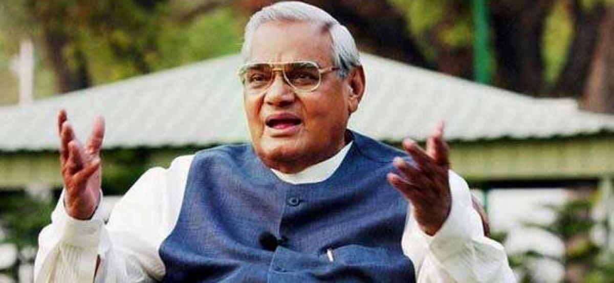 Pak govt, leaders pay tribute to Vajpayee; say he contributed for a change in bilateral ties