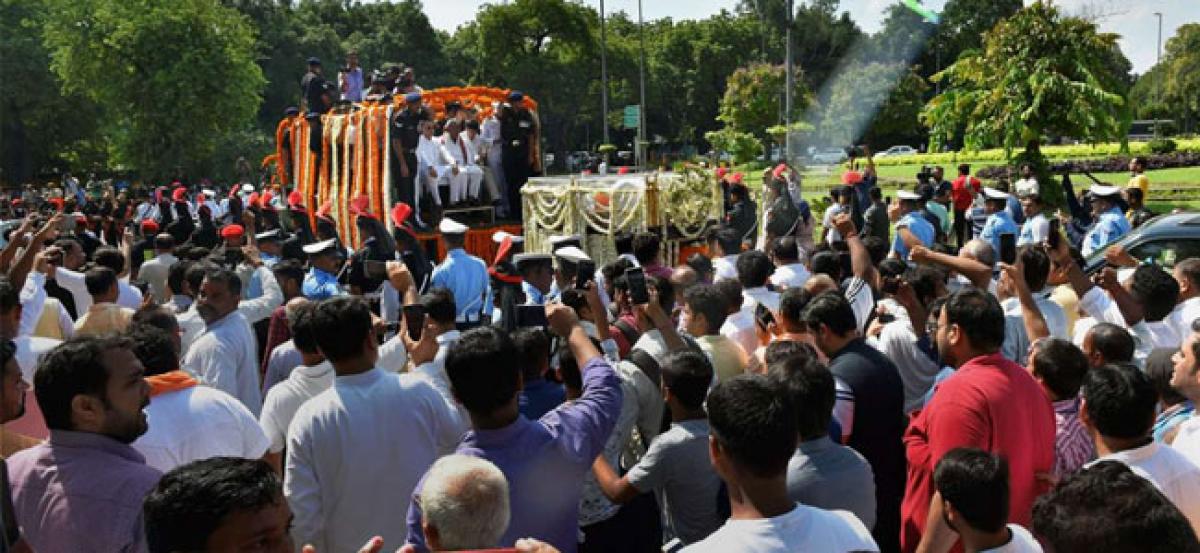 Atal Bihari Vajpayee’s final journey begins from BJP HQ to Smriti Sthal