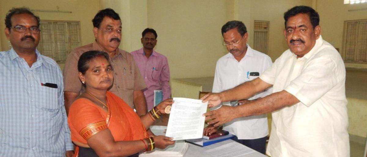 Vijayawada Mayor distributes house site pattas