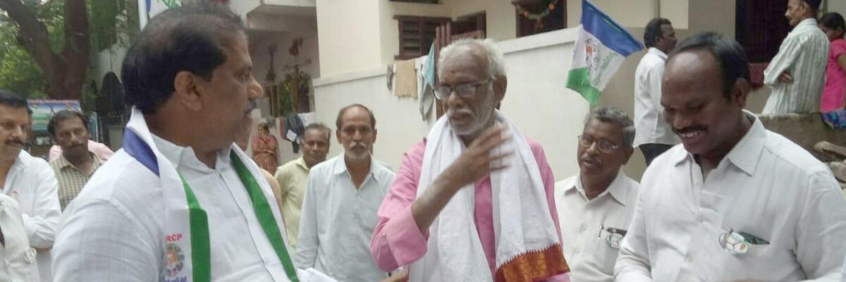 Malladi Vishnu briefs people on Navaratnalu scheme