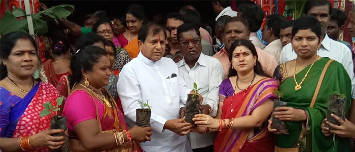 Over 200 women perform ‘Varalakshmi Vratham’ at Bhulakshmi Ammavari Temple in Narayanaguda