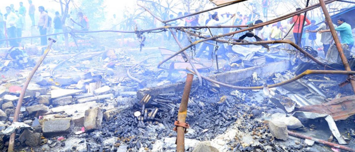 5L relief to Warangal fireworks blast victims kin: Kadiyam Srihari
