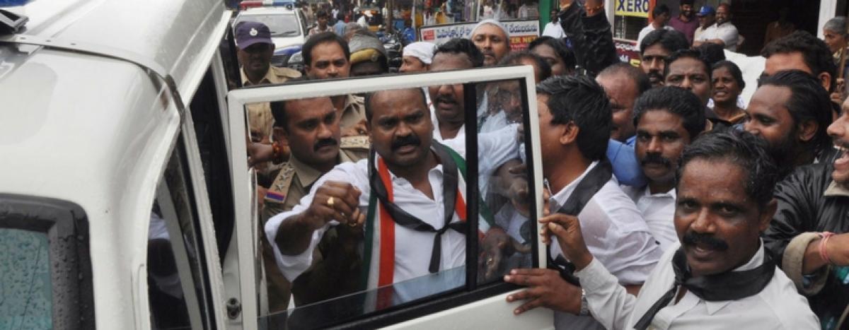 Congress comes out in support of Rajender Reddy