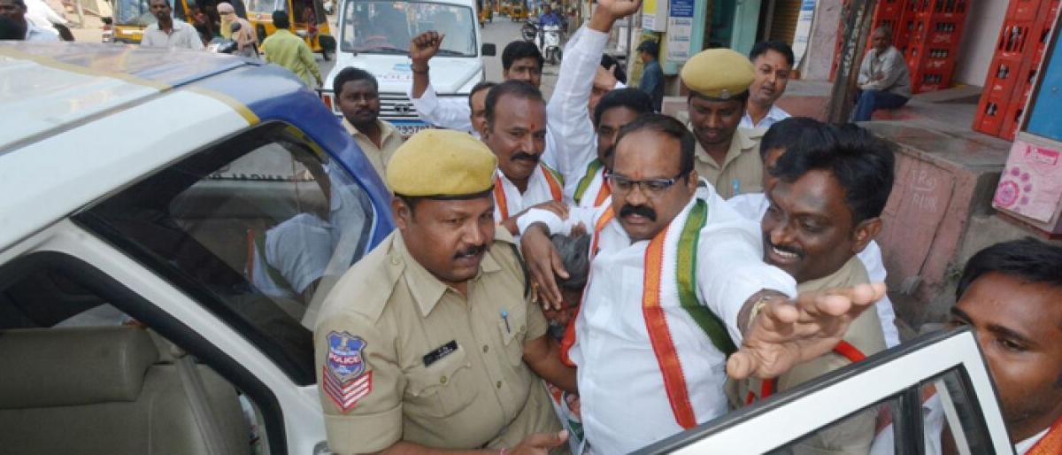 Warangal leaders arrested in view of Cong protest in Hyderabad