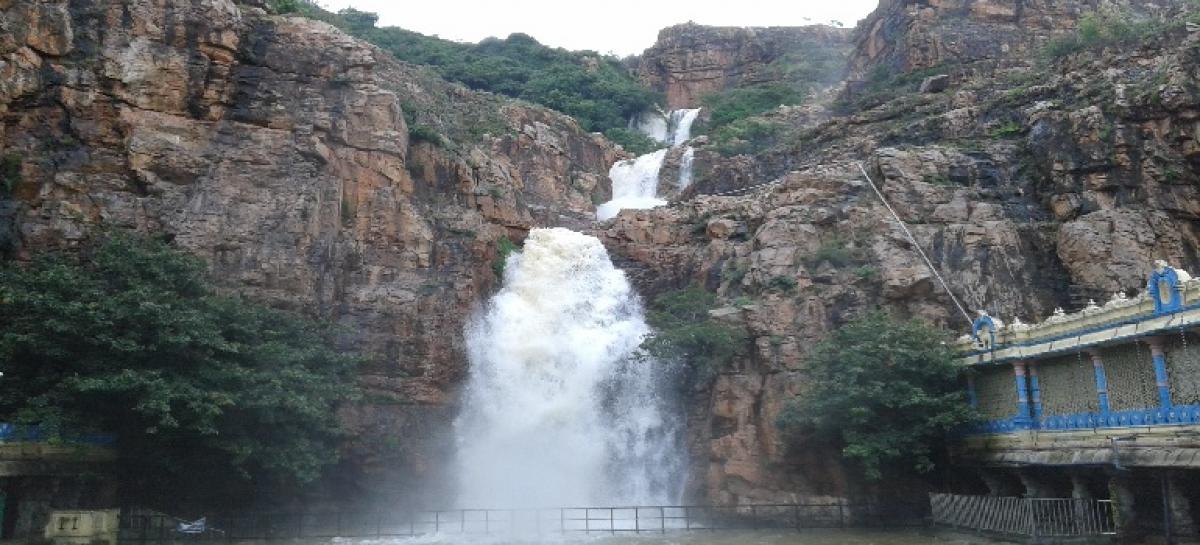 Selfie craze kills student near waterfalls in Tirupati