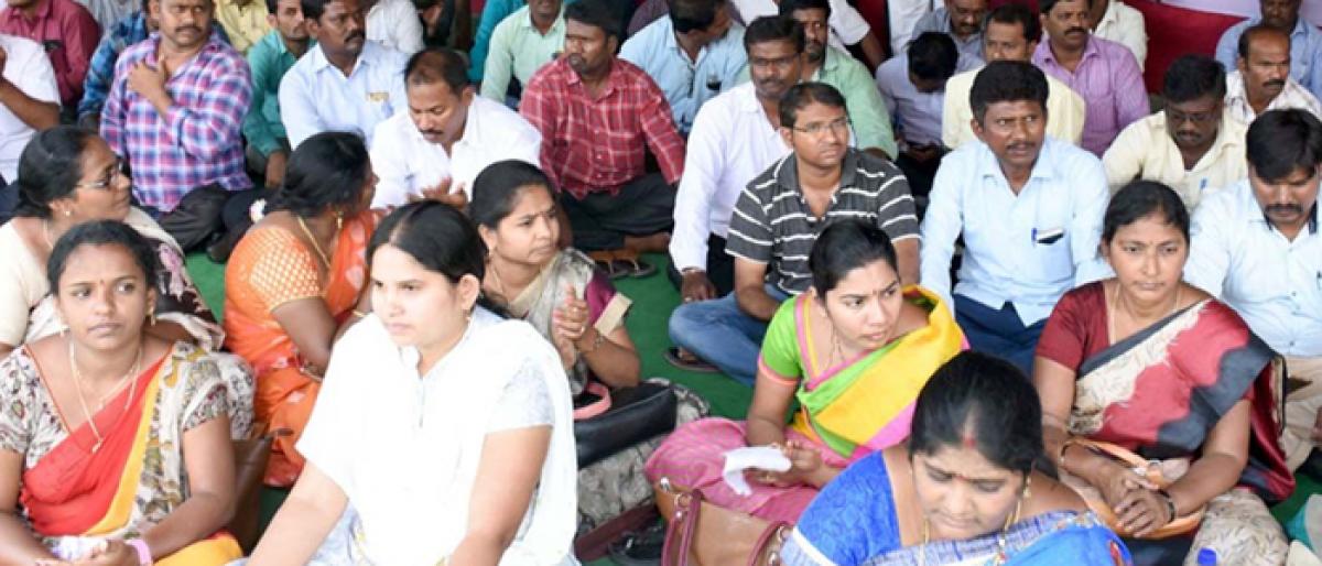 Women contract lecturers on fast at Dharna Chowk in Vijayawada