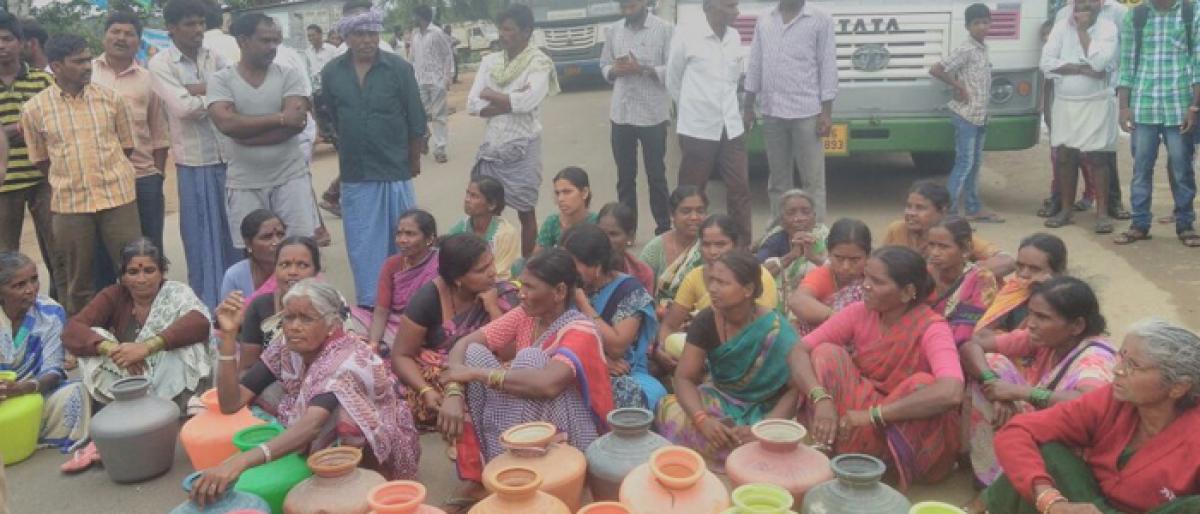 Women stage rasta roko with empty pots for water in Medak district