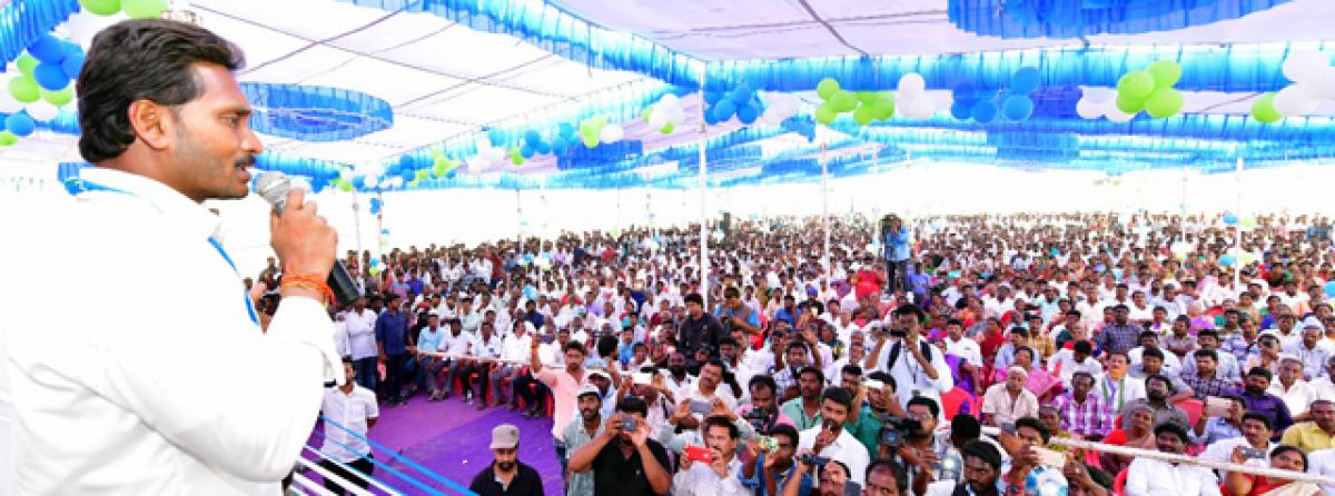 Jagan announces sops to weavers