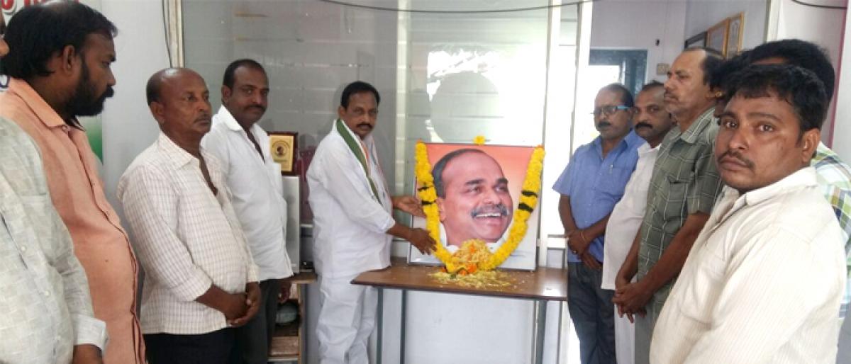 Cong leaders pay tributes to YSR at Mandapeta