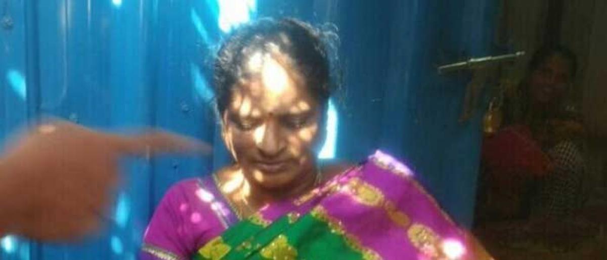 Woman caught stealing Yadadri hundi money