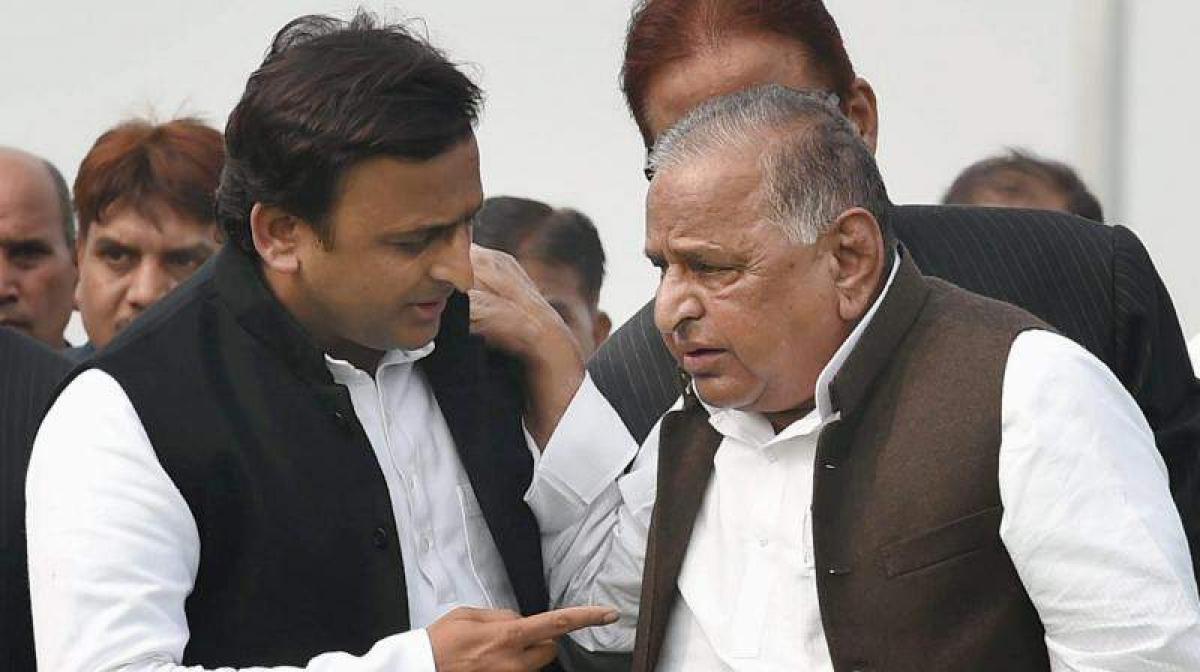 Power tussle in Samajwadi Party continues, Mulayam, Akhilesh call for separate meetings