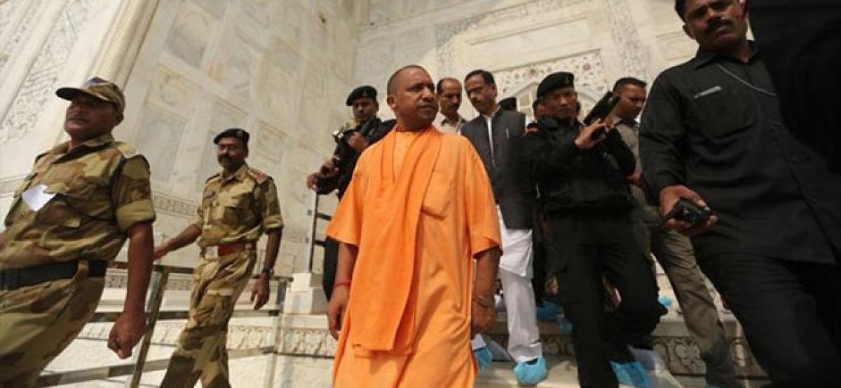 UP CM visits Taj, vows to conserve Agras rich history