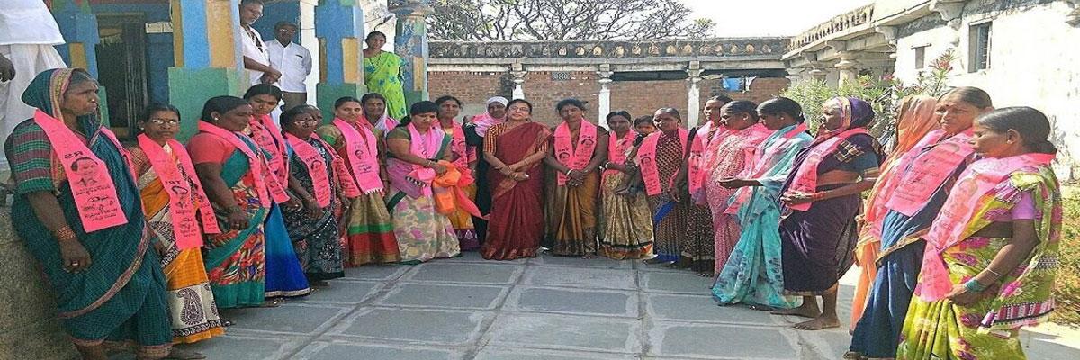 Spouse canvasses for TRS candidate Bhupal Reddy