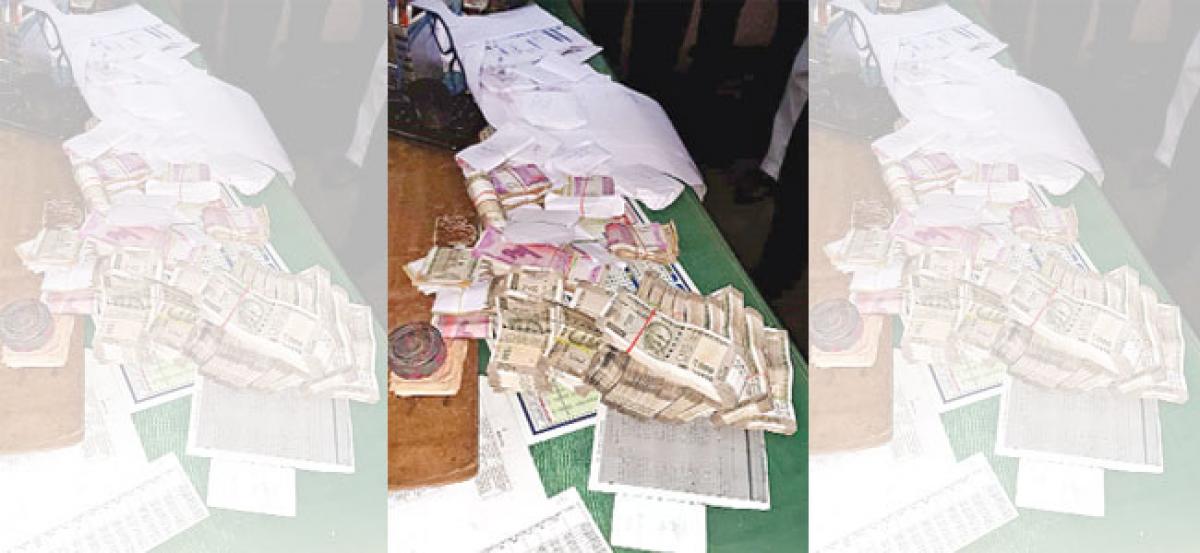 ACB officials seize 7.5L from sub-registrar office