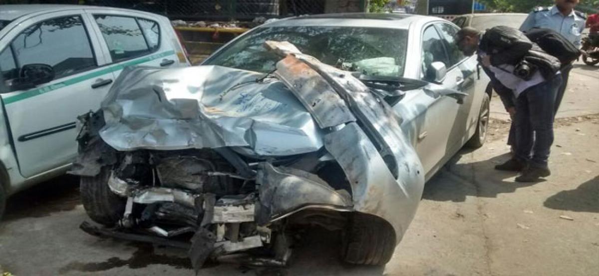 4 die, 7 injured as auto rams into car