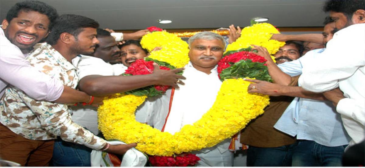 Akula Srinivas takes charge as city Cong chief