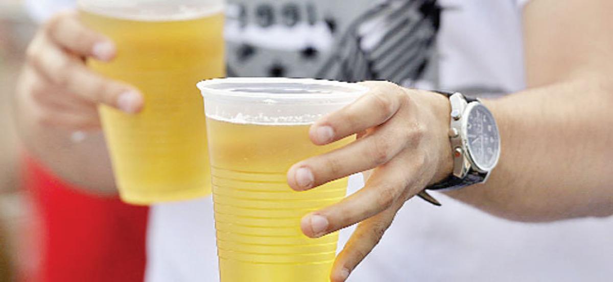 Parents giving alcohol to teens may not cut risky drinking