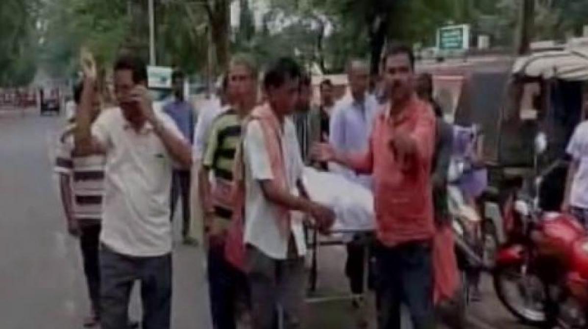 UP: Denied ambulance, family carries corpse for postmortem on rickshaw