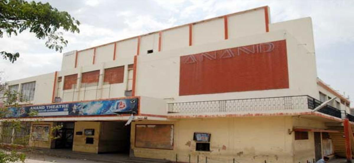 Stand-alone theatres vanish one by one