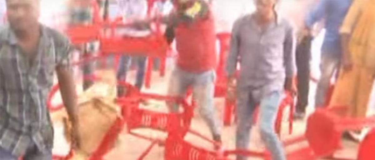 YSRCP activists clash in Anantapur over injustice to party leaders