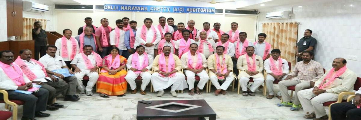 Several Vaishyas join TRS party