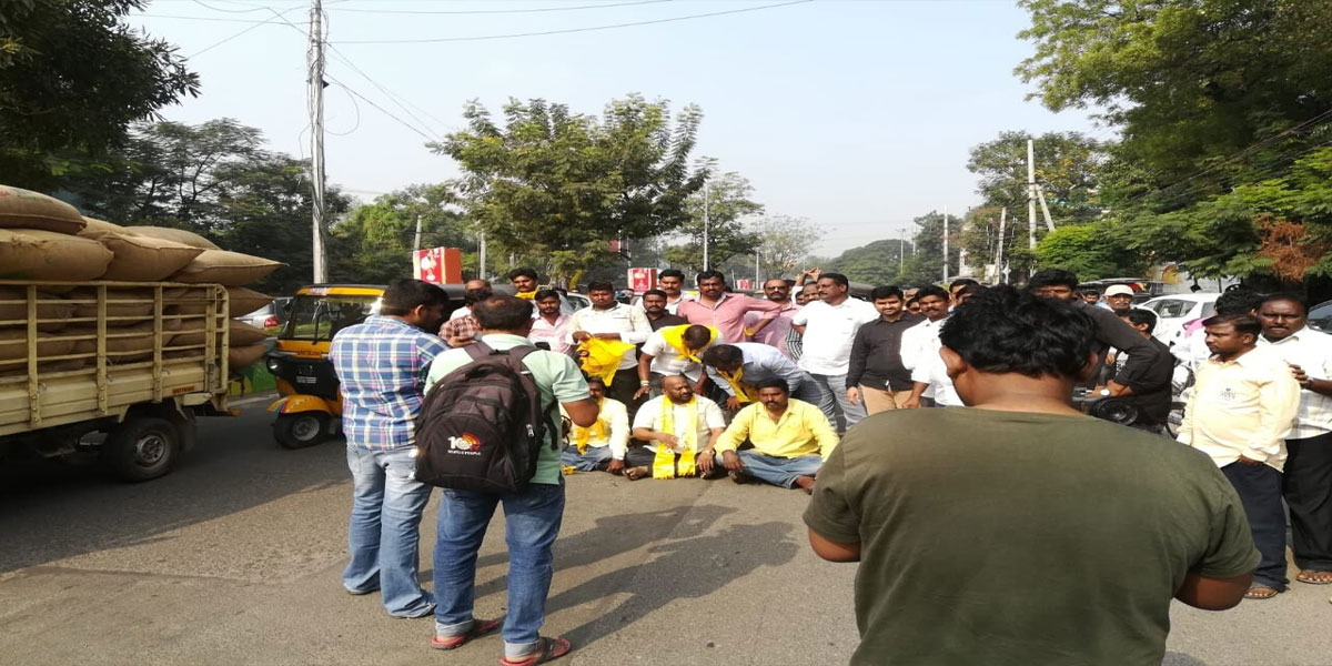 TDP legal cell activists lay siege to Kanna Lakshminarayana house