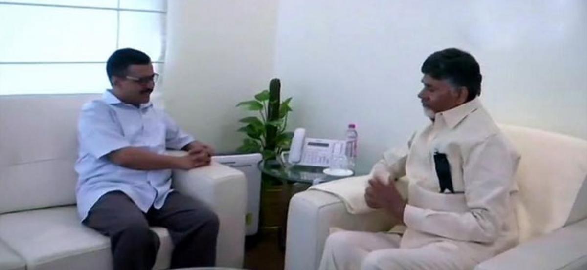 Chandrababu meets Opposition leaders in Delhi over special status