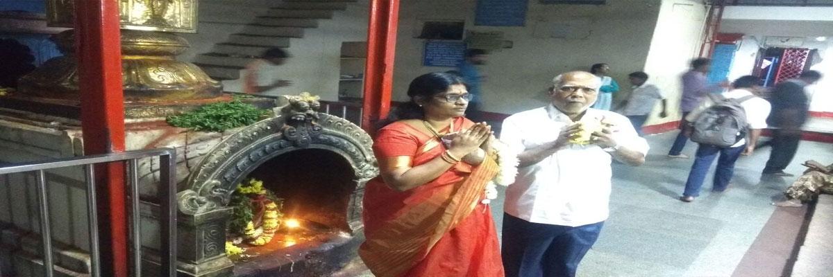 Spouse performs puja for Dr Sravan’s victory