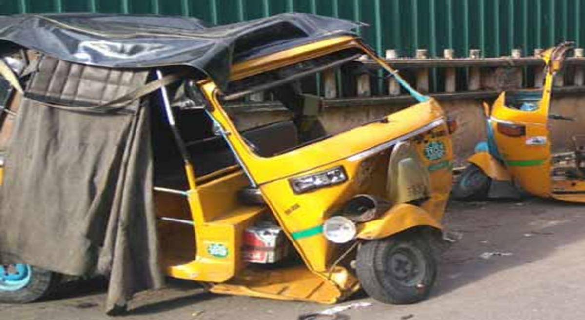 4 students, auto driver die; 3 students sustain injuries