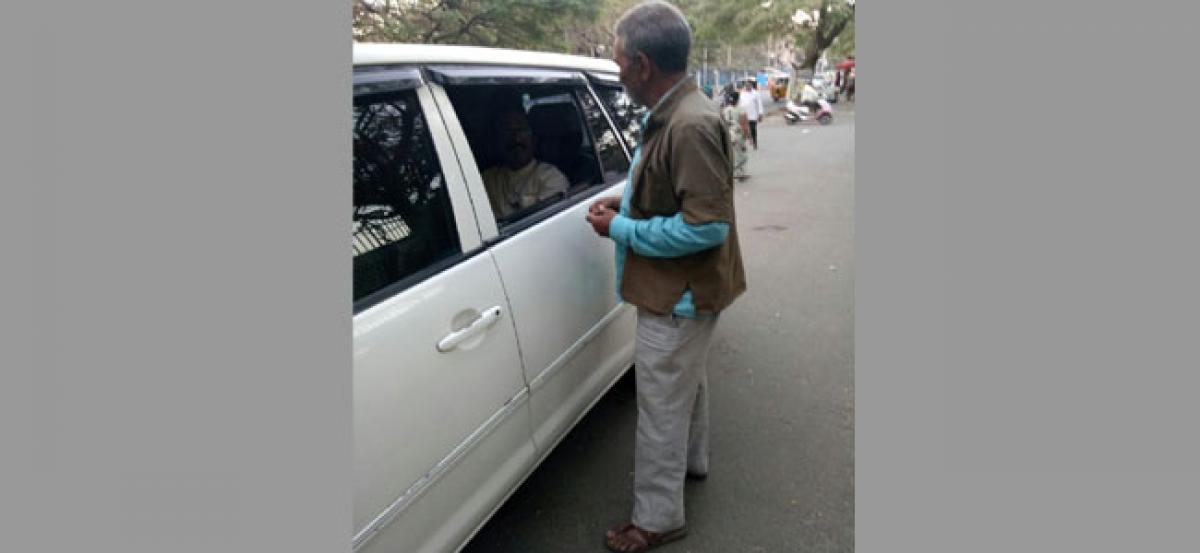 Commissioner scolds auto driver for urinating in public