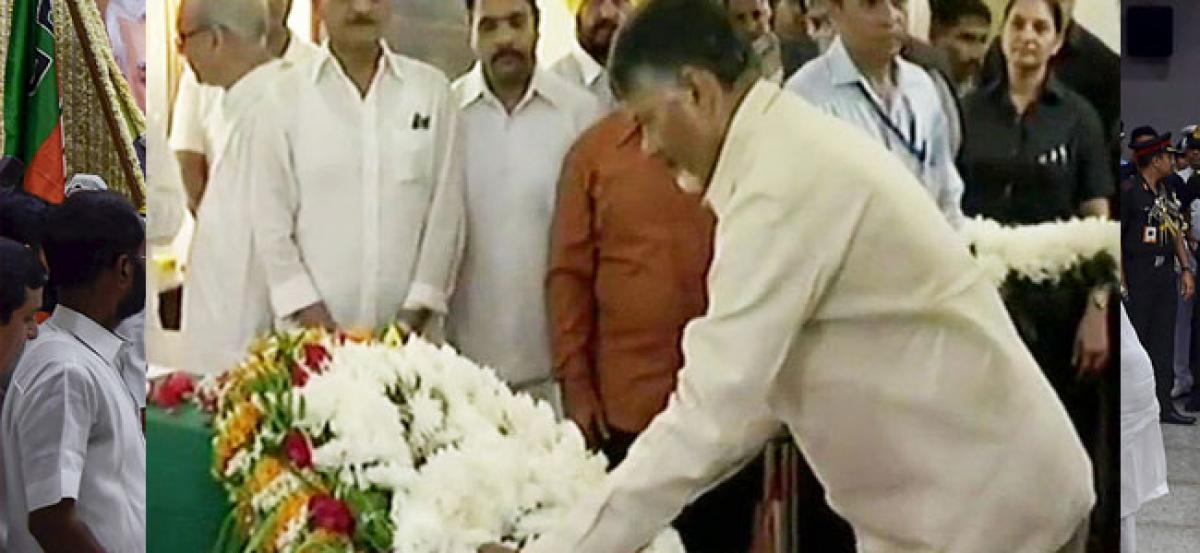 Chandrababu Naidu pays tribute to Vajpayee