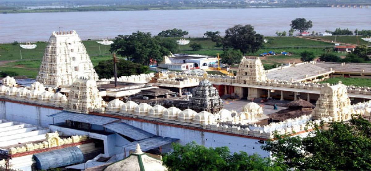 Bhadradri temple: Memos issued to 6 priests,Assistant Engineer