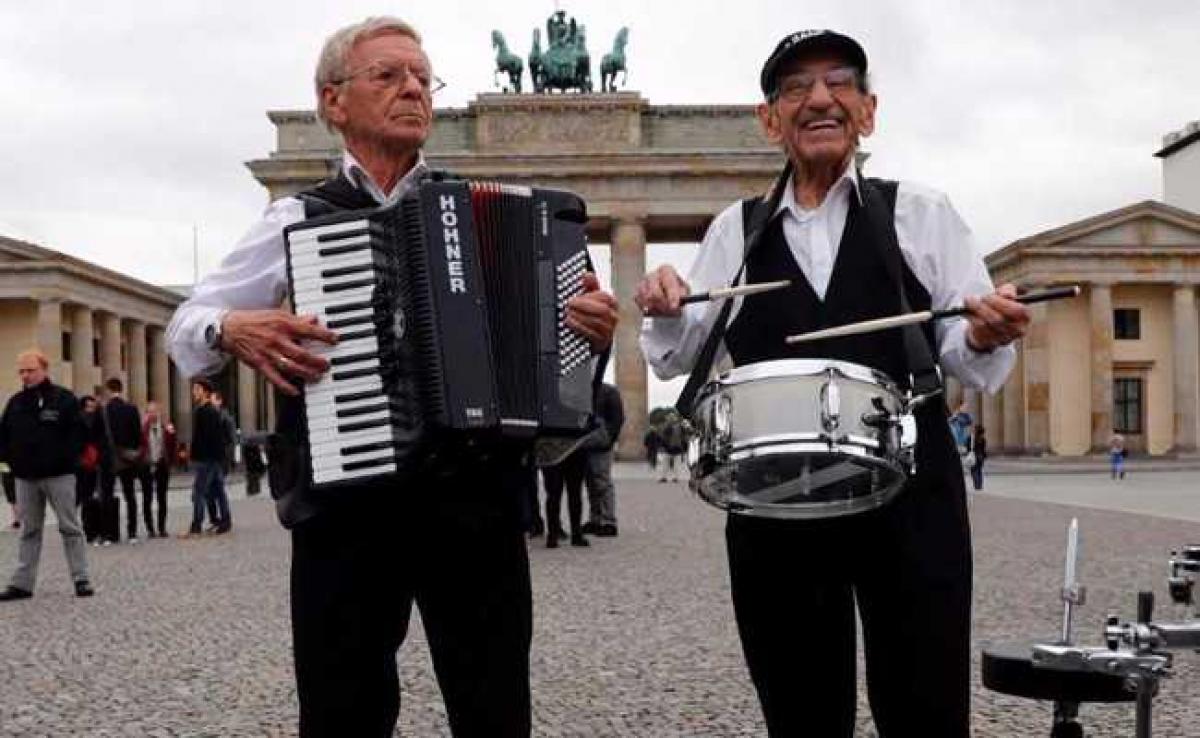 Holocaust Survivors Rock Berlins Brandenburg Gate With Song Of Hope