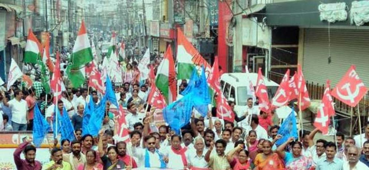 Bandh evokes huge response in AP