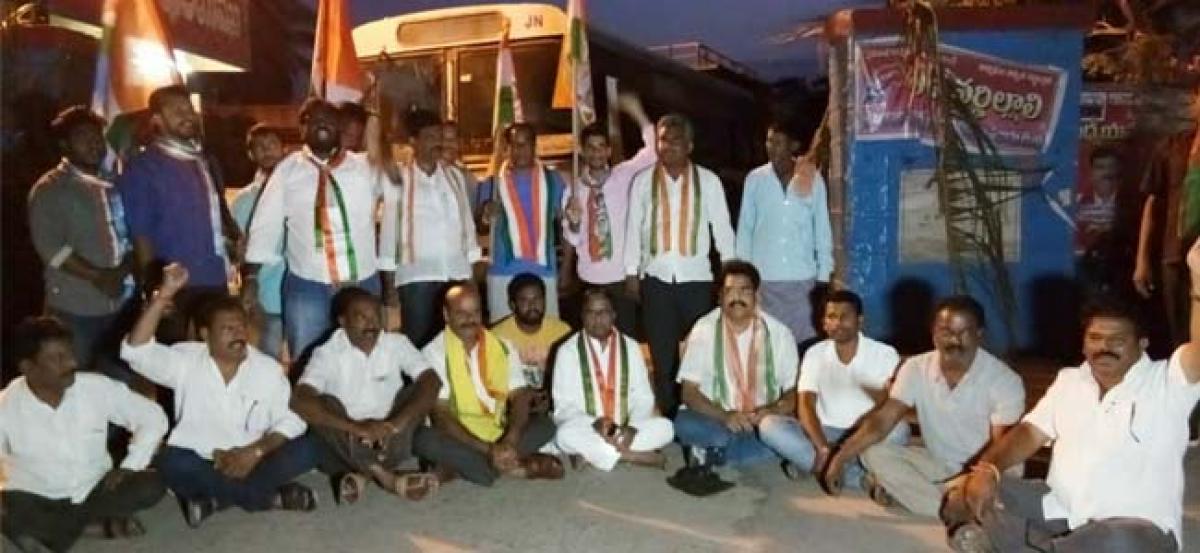 Ponnala Laxmaiah leads protest in Janagaon