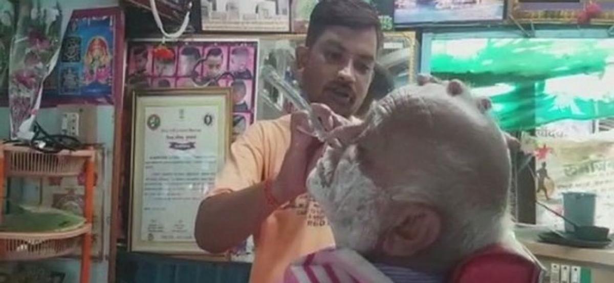 This man from Buldhana offers free shaving services to soldiers