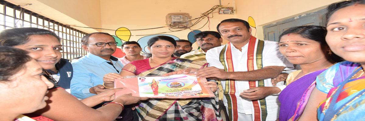 Basti beneficiaries get Bathukamma sarees at Bhupesh Gupta Nagar