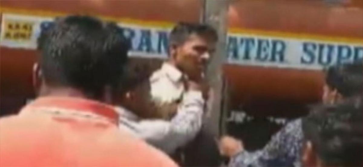 Bengaluru: Cop thrashed in broad daylight