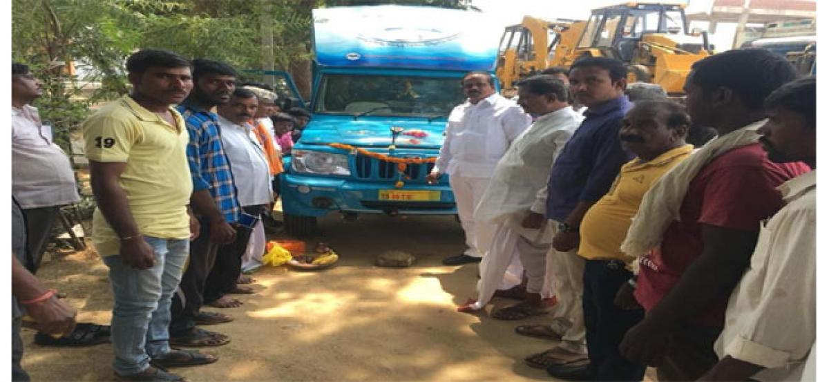 Ex-MLA Bhupal Reddy hands over vehicle to fishers