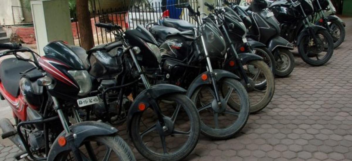 Bike lifters held, 21 vehicles seized