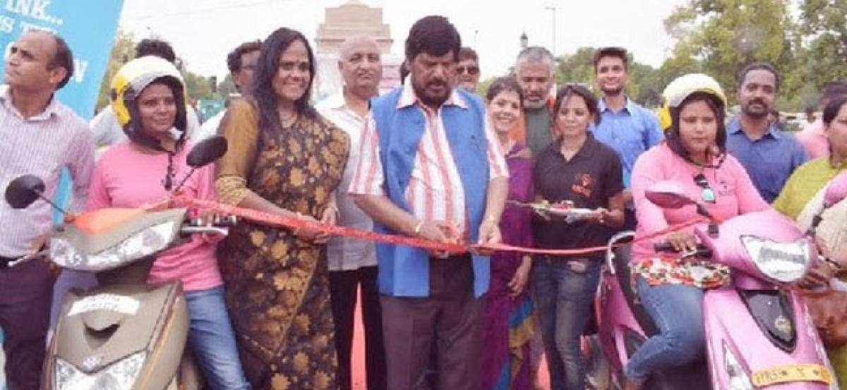 Ramdas Athawale lauds Bikxie for providing 100 E-bikes to women from weaker section