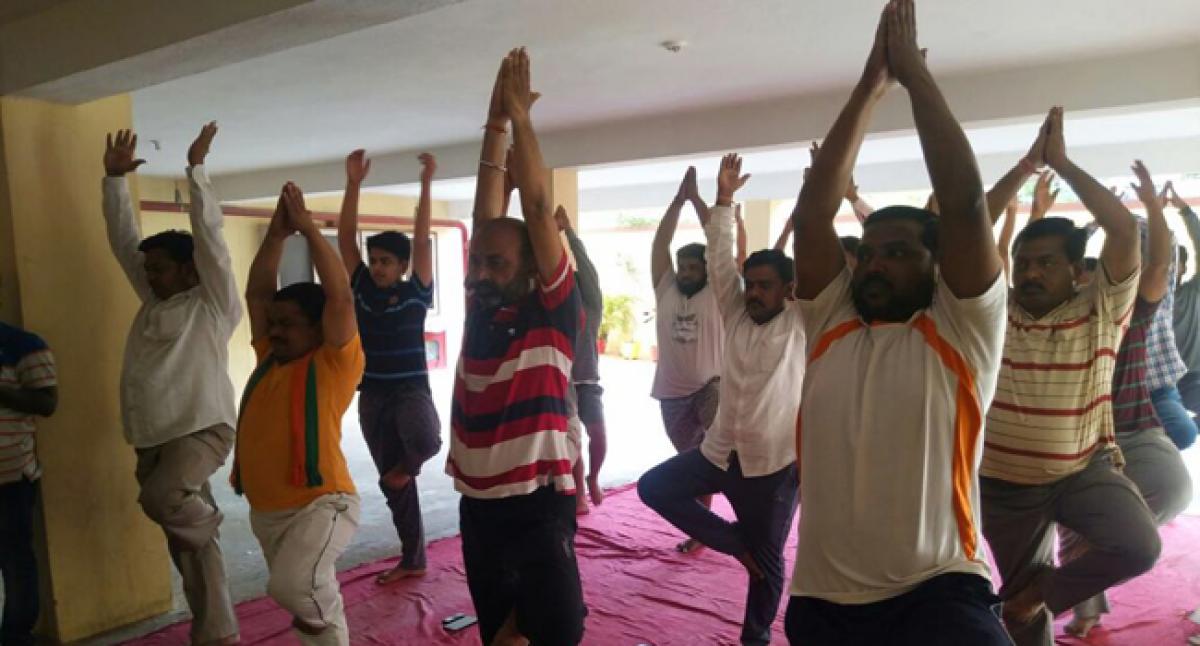 Many people join Modi on Yoga Day