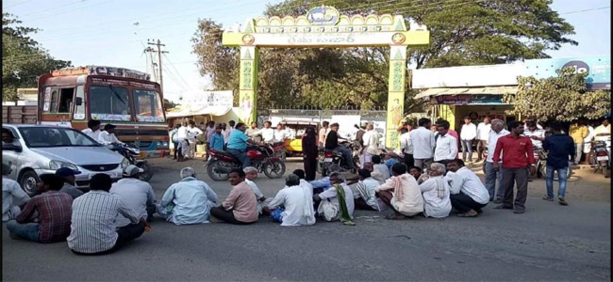 Irate farmers block Mahender’s convoy