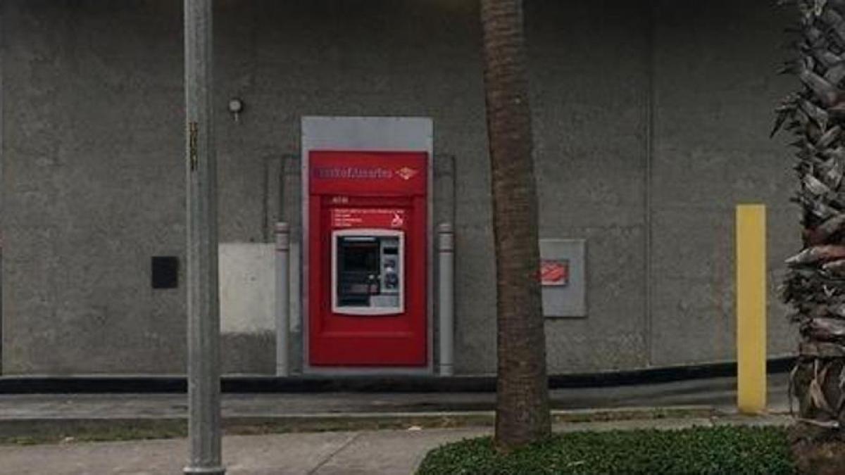 US man gets trapped inside ATM, calls for help by slipping notes from slot