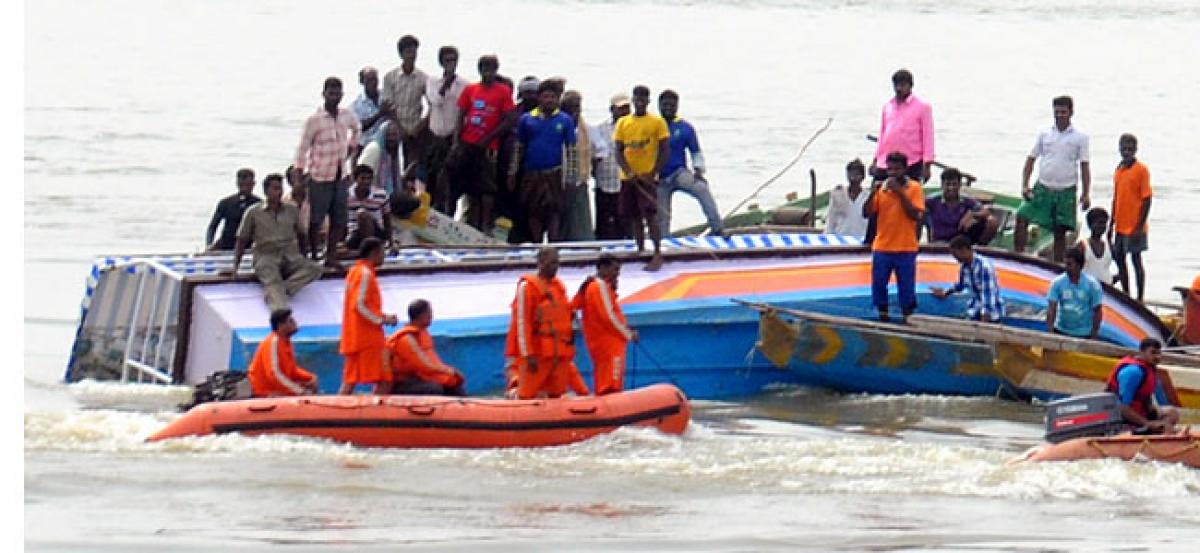 Tourism officer seen trying to stop boat operator