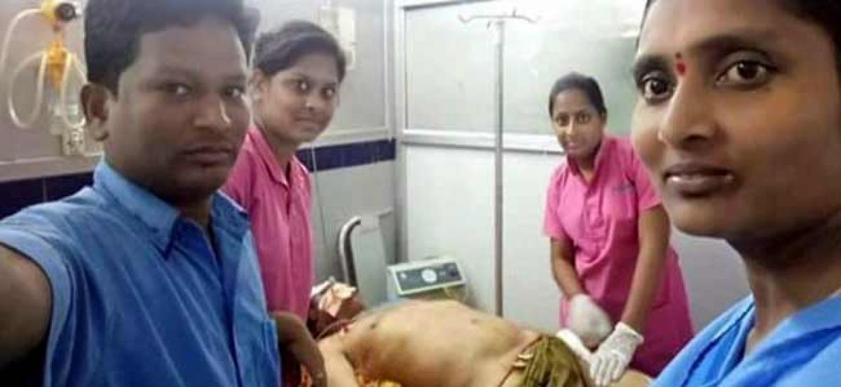 Selfie with Nandamuri Harikrishnas dead body goes viral