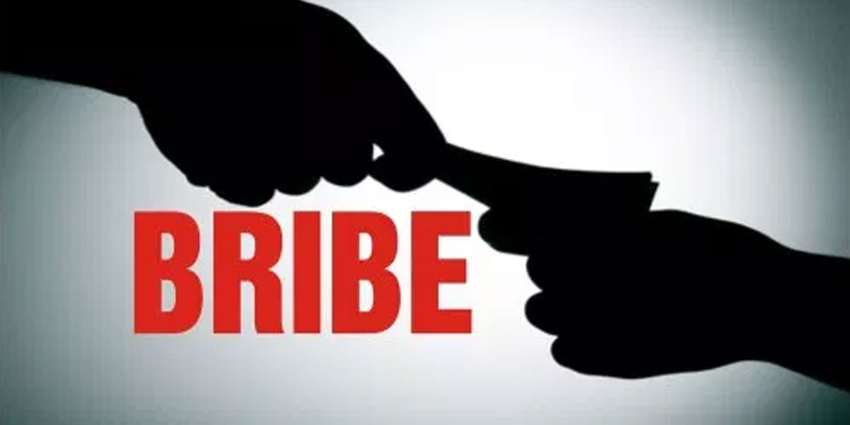 Govt official caught red-handed while taking bribe in Rajahmundry