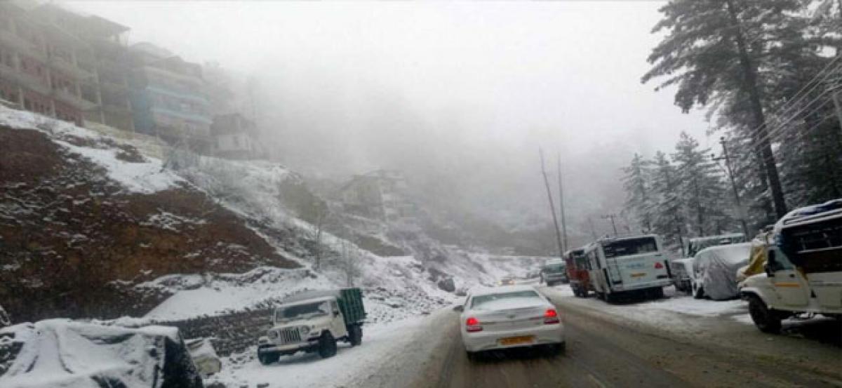 Fresh snowfall in J-K; Jammu-Srinagar National Highway closes