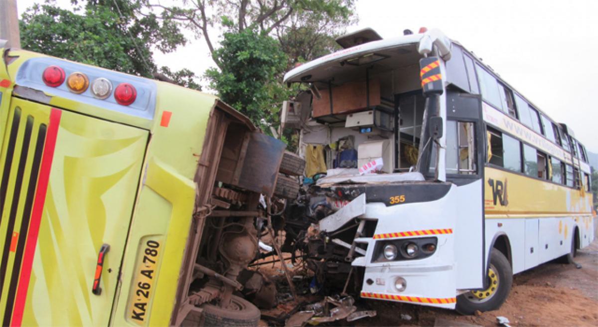 3 killed in bus-tempo collision